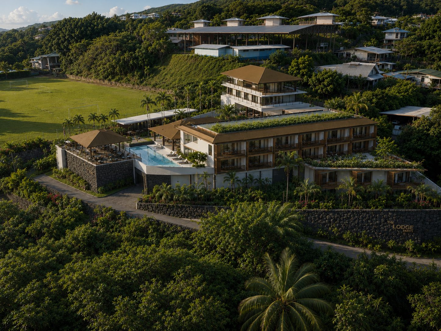 Vue aérienne du lodge en gradins, piscine et toitures plantées