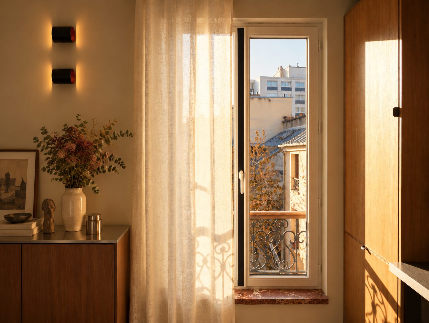 Séjour rénové, menuiseries bois et lumière du soir, Couronnes, Paris 11ᵉ